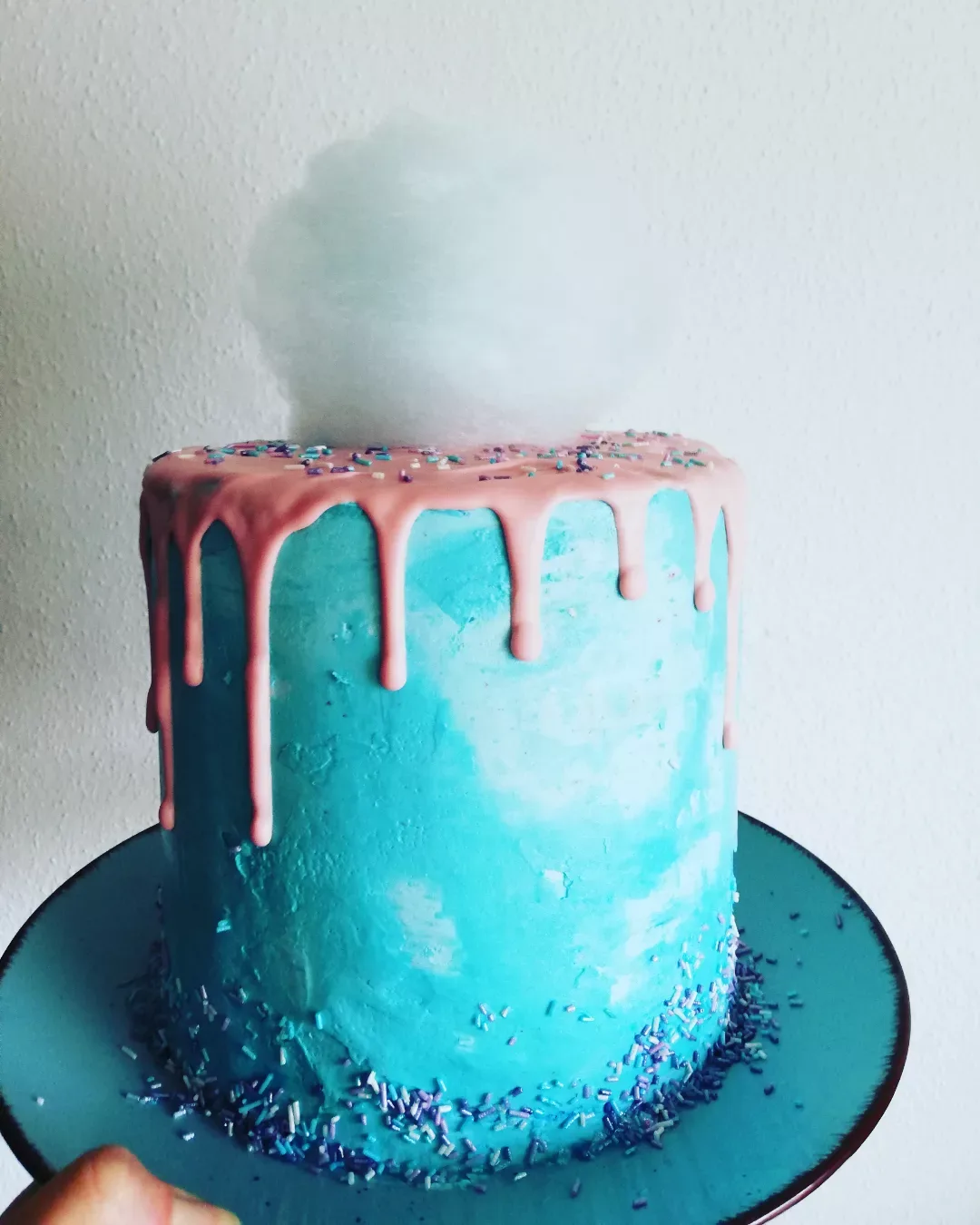 Türkis-Rosa Drip Torte